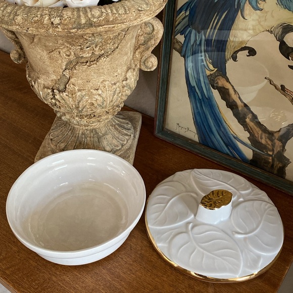 Vintage USA Rare Unique Pottery Covered Dish Leaf Design Gold Trim - Picture 15 of 16